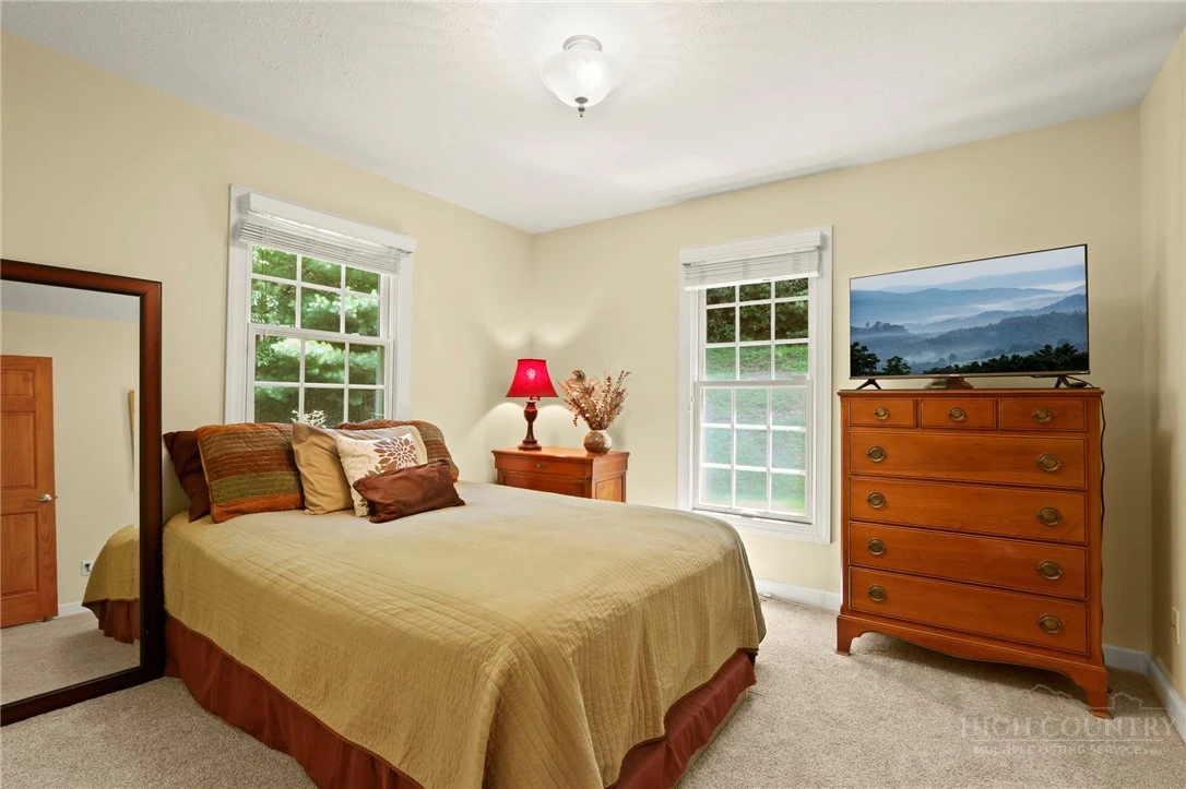 Image number 18 for the current listing