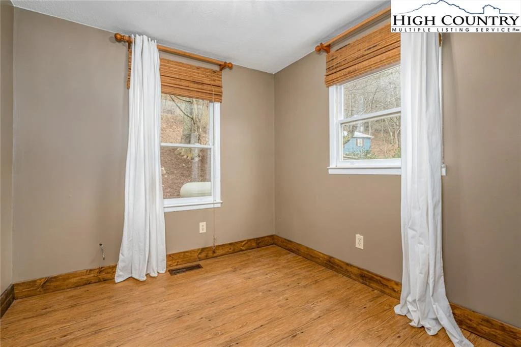 Image number 7 for the current listing