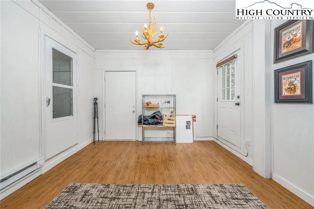 Image number 13 for the current listing