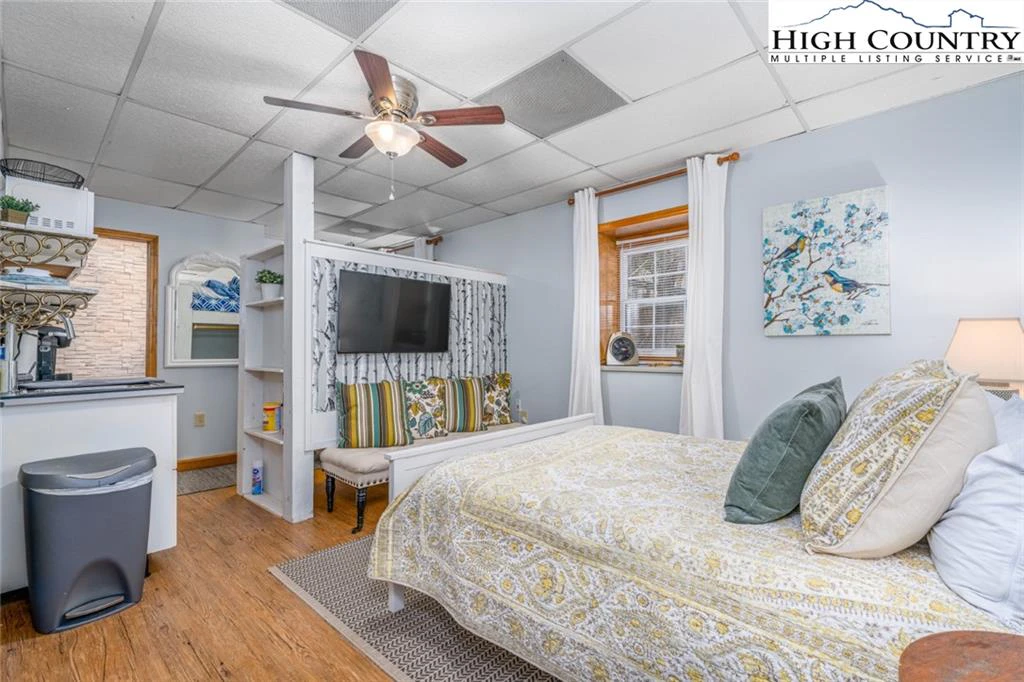 Image number 2 for the current listing
