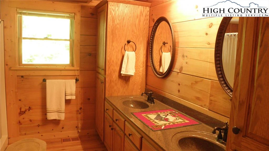 Image number 2 for the current listing