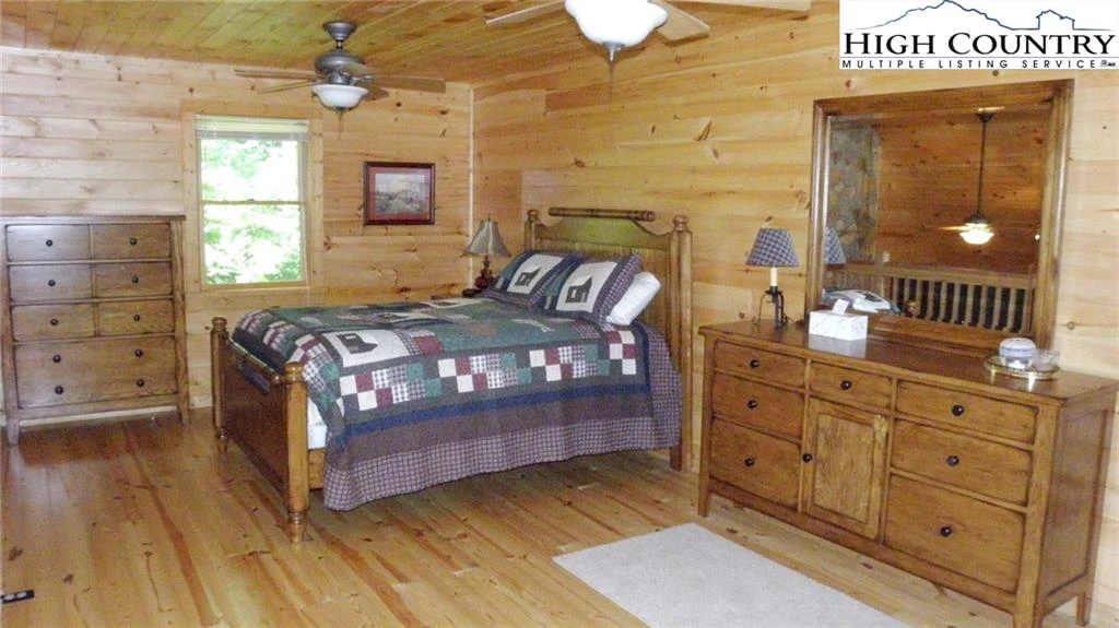 Image number 15 for the current listing