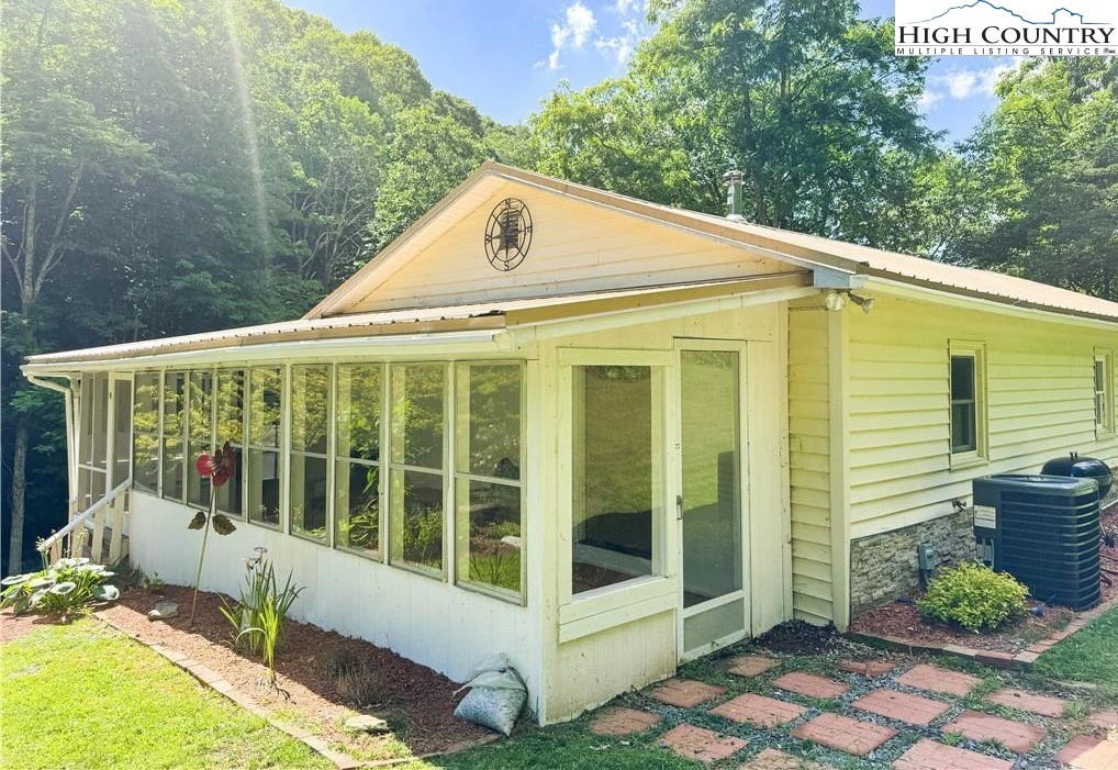 Image number 1 for the current listing