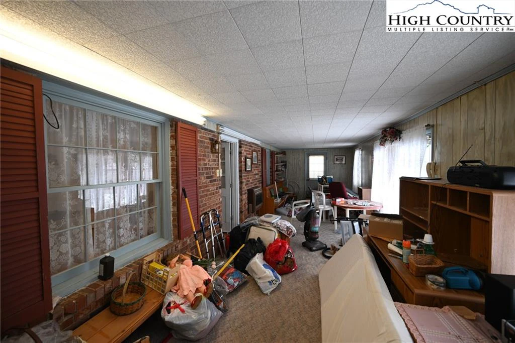 Image number 19 for the current listing