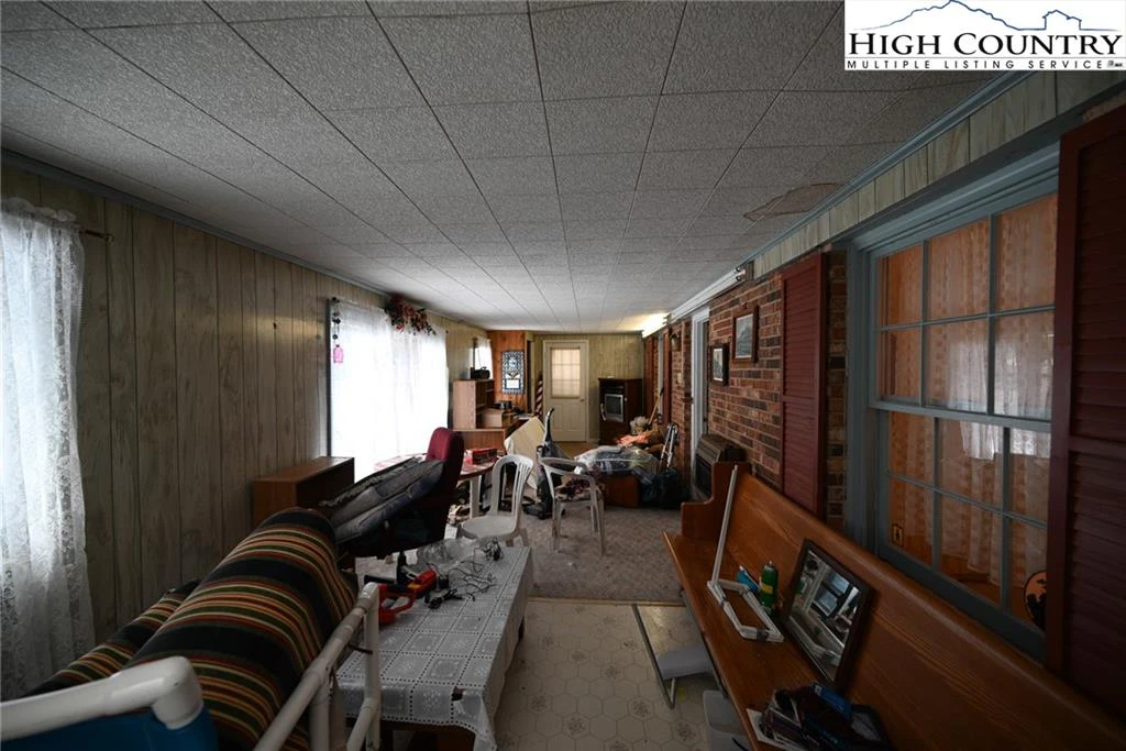 Image number 18 for the current listing