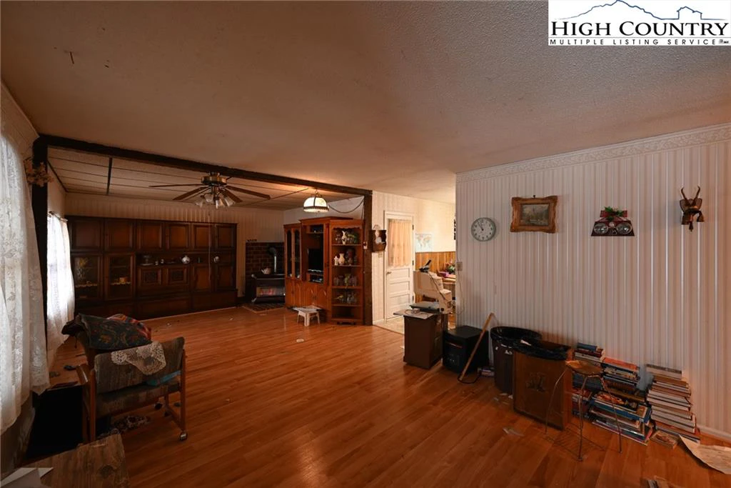 Image number 17 for the current listing