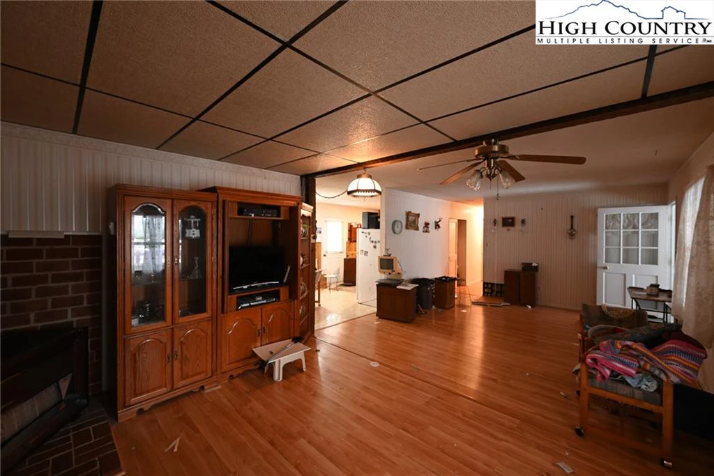 Image number 16 for the current listing