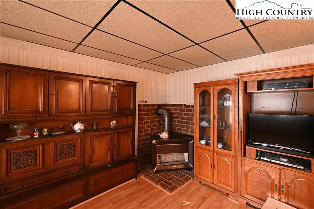 Image number 15 for the current listing
