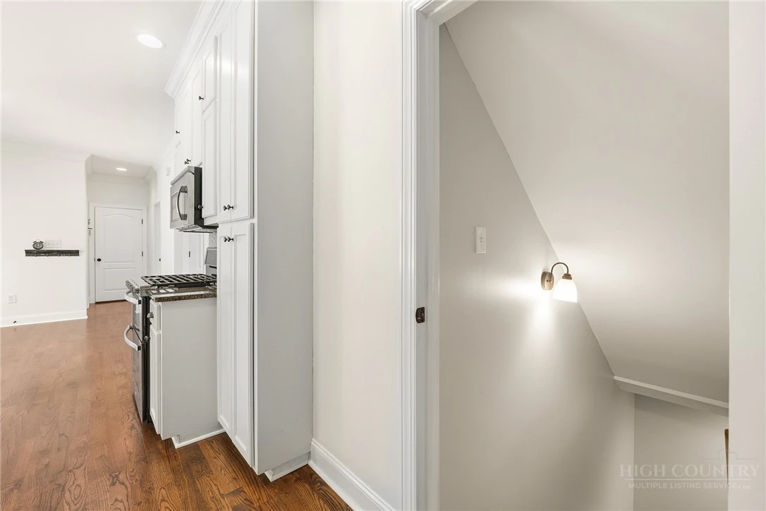 Image number 6 for the current listing