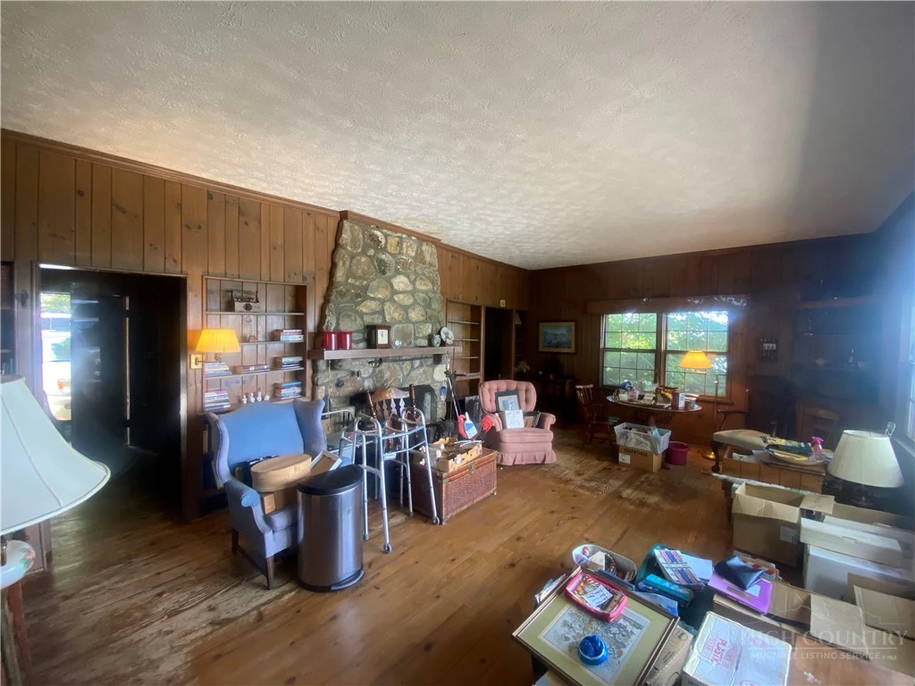 Image number 19 for the current listing
