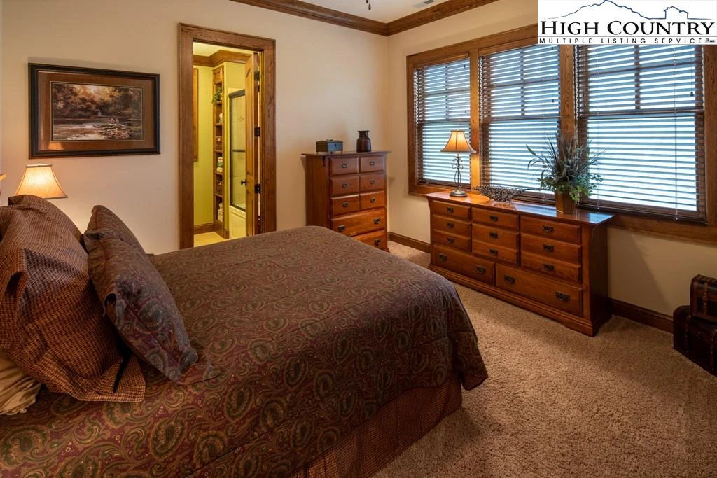 Image number 6 for the current listing