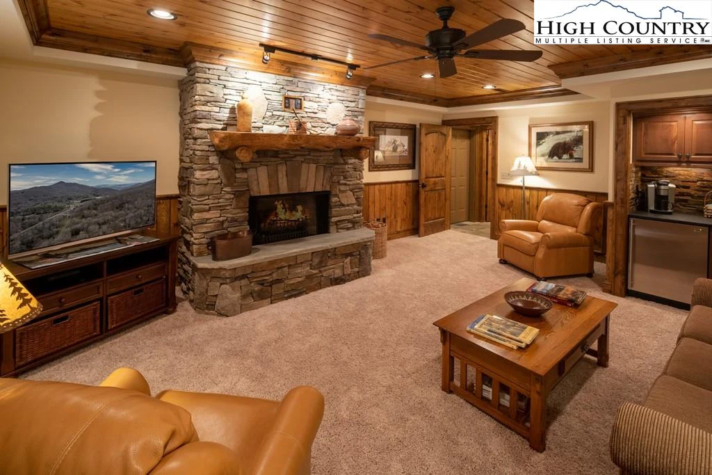 Image number 11 for the current listing
