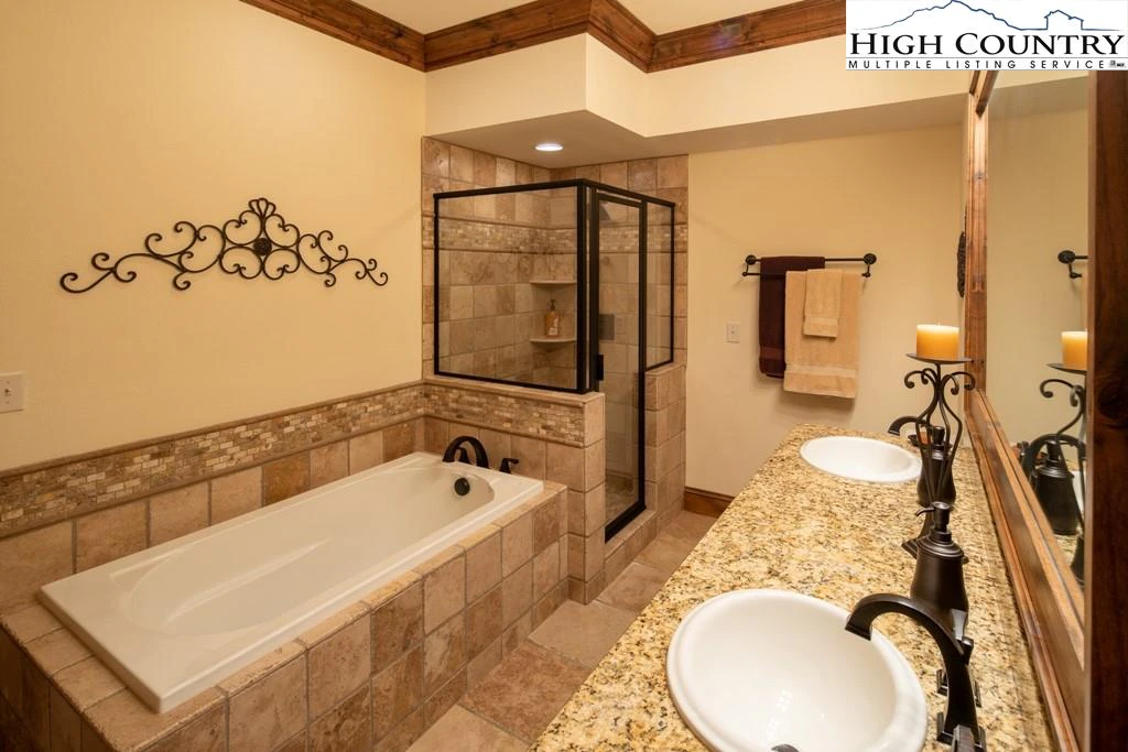 Image number 2 for the current listing
