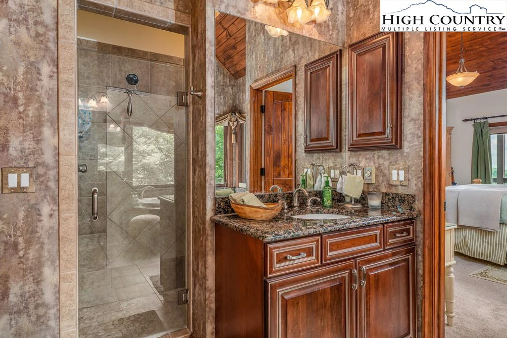 Image number 3 for the current listing