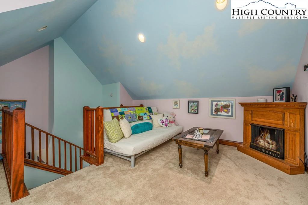 Image number 4 for the current listing