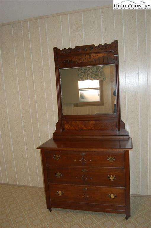 Image number 2 for the current listing