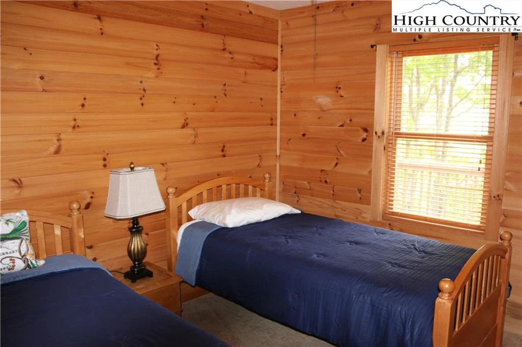 Image number 4 for the current listing