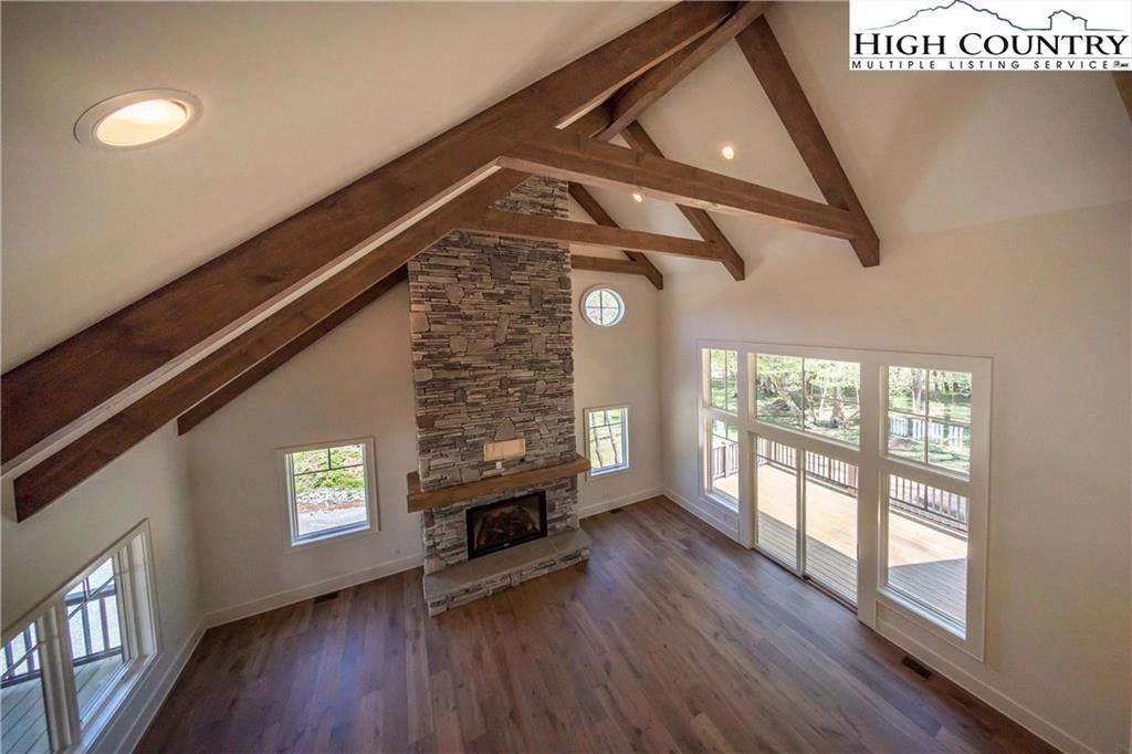 Image number 4 for the current listing