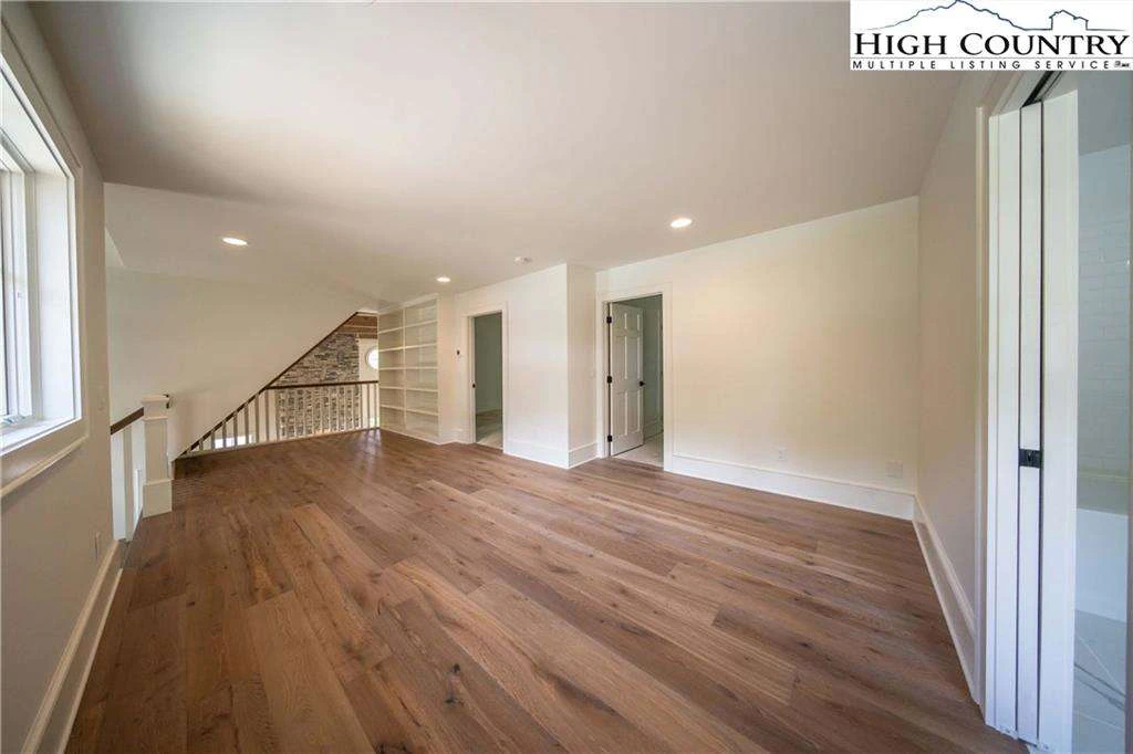 Image number 5 for the current listing