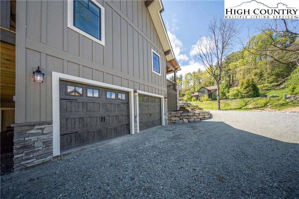 Image number 15 for the current listing