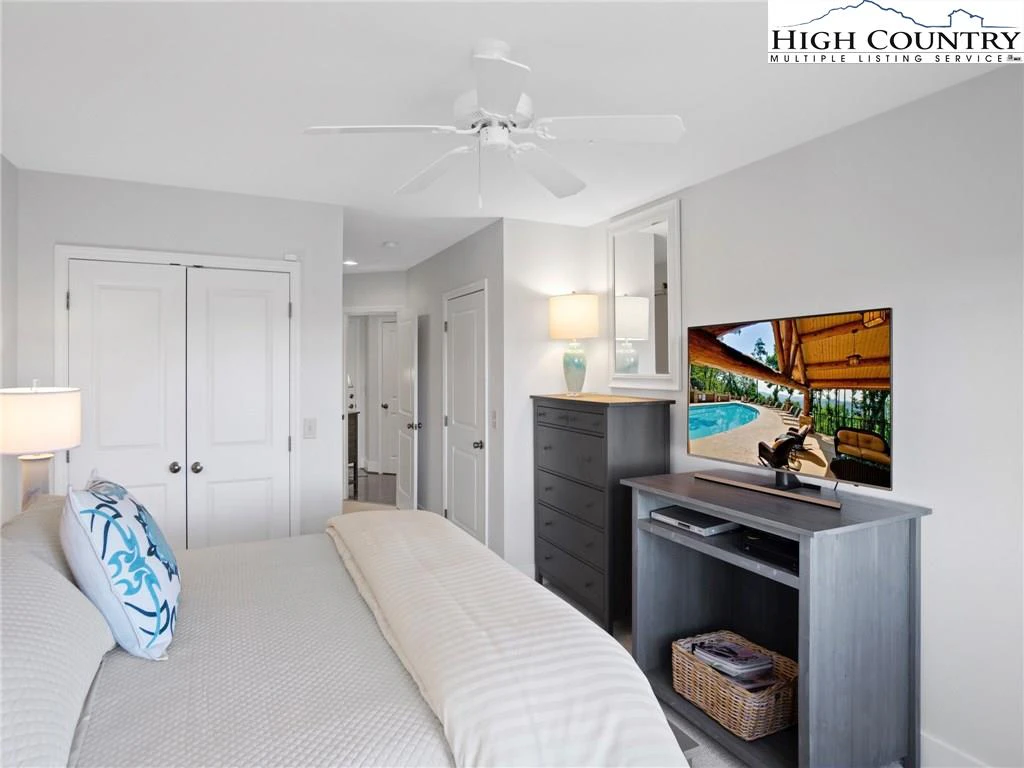 Image number 3 for the current listing