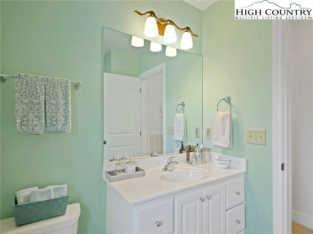 Image number 9 for the current listing