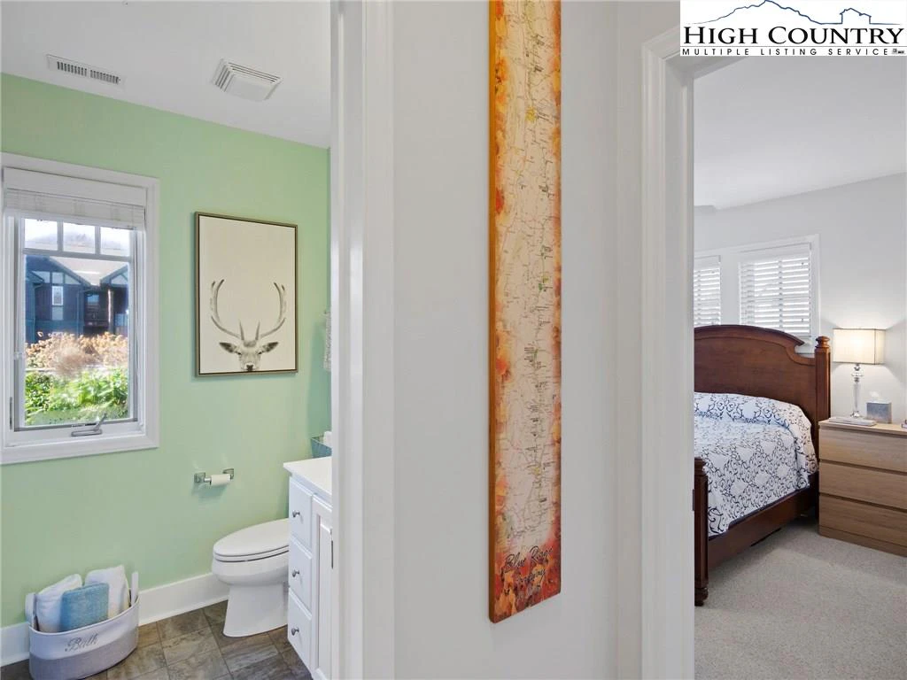 Image number 11 for the current listing