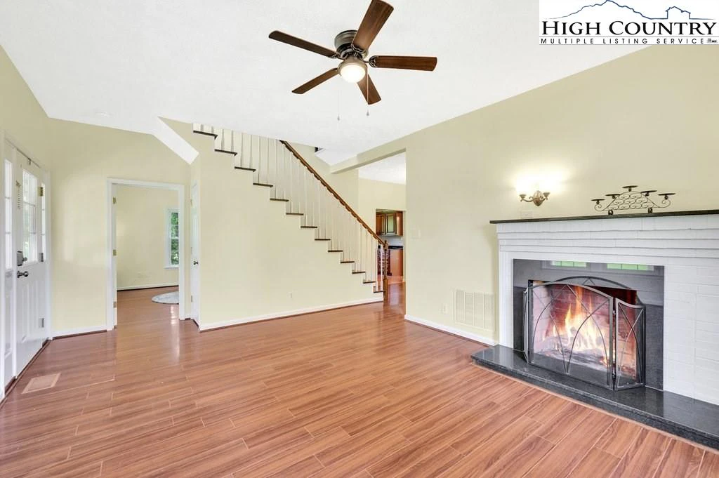 Image number 5 for the current listing
