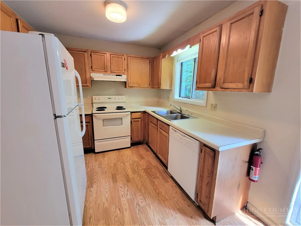 Image number 9 for the current listing