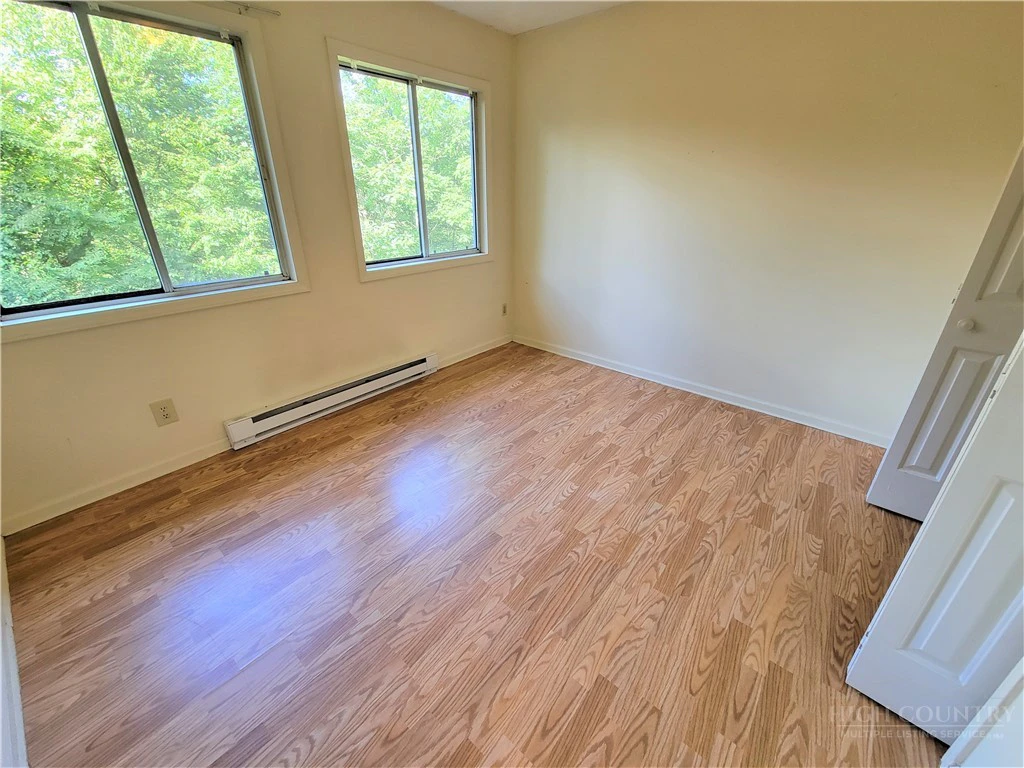 Image number 11 for the current listing