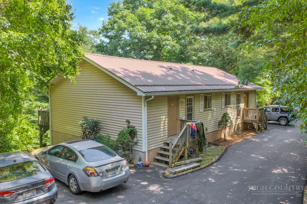 Image number 1 for the current listing