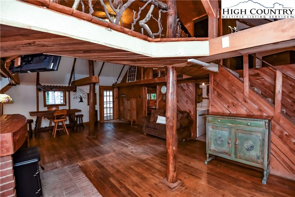 Image number 14 for the current listing
