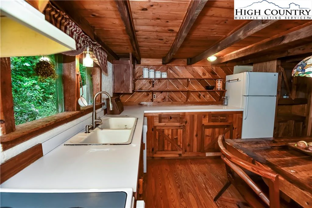 Image number 9 for the current listing