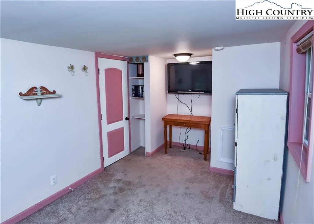 Image number 17 for the current listing
