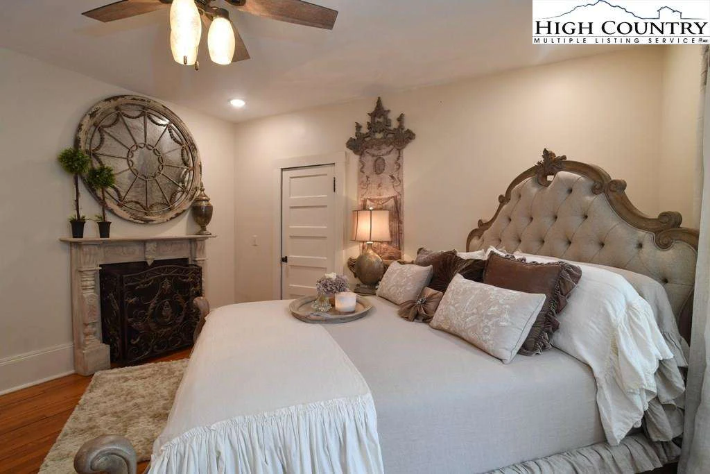 Image number 2 for the current listing