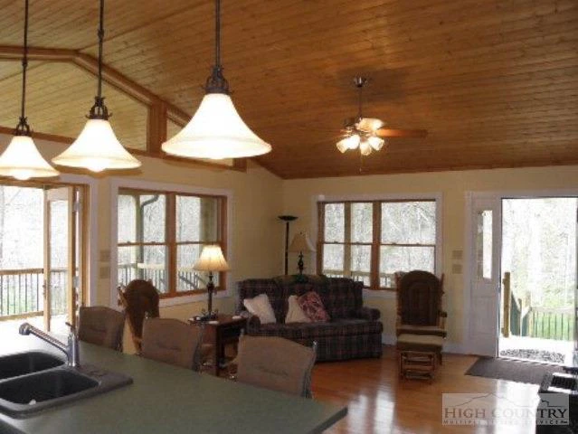 Image number 5 for the current listing