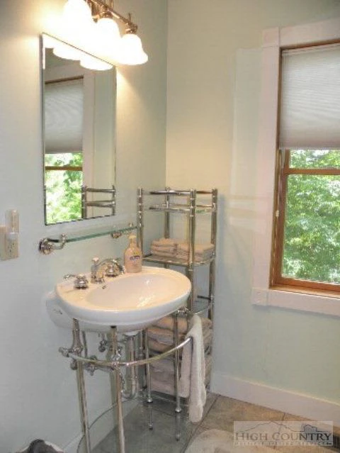 Image number 18 for the current listing
