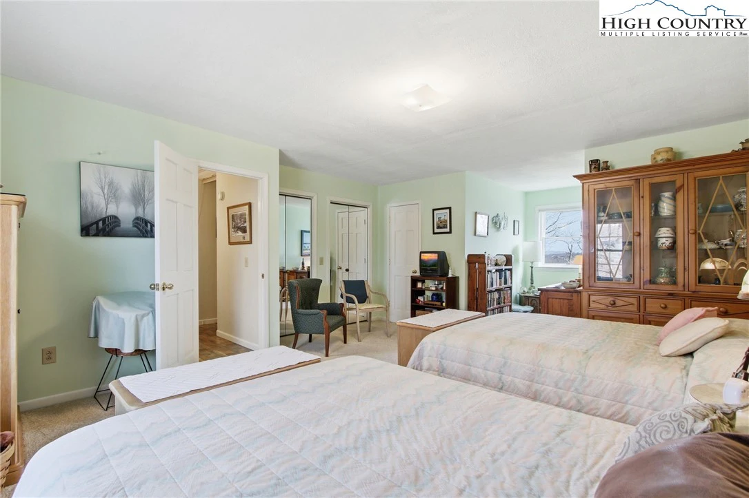 Image number 14 for the current listing