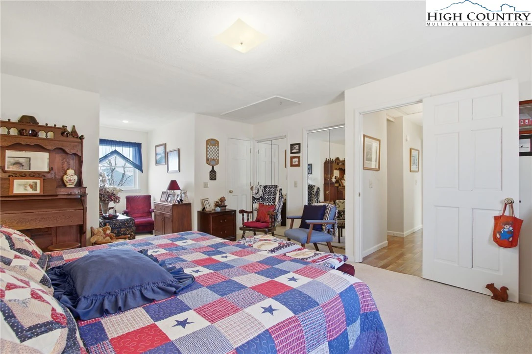 Image number 4 for the current listing