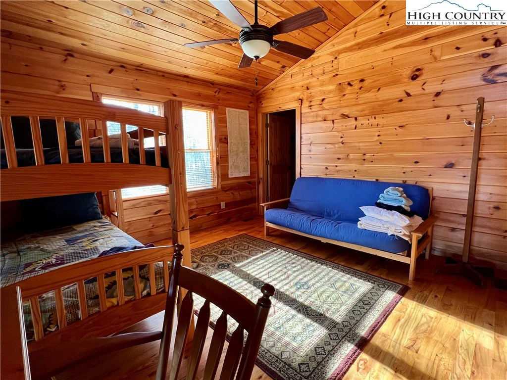 Image number 11 for the current listing