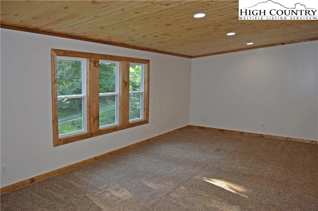 Image number 18 for the current listing