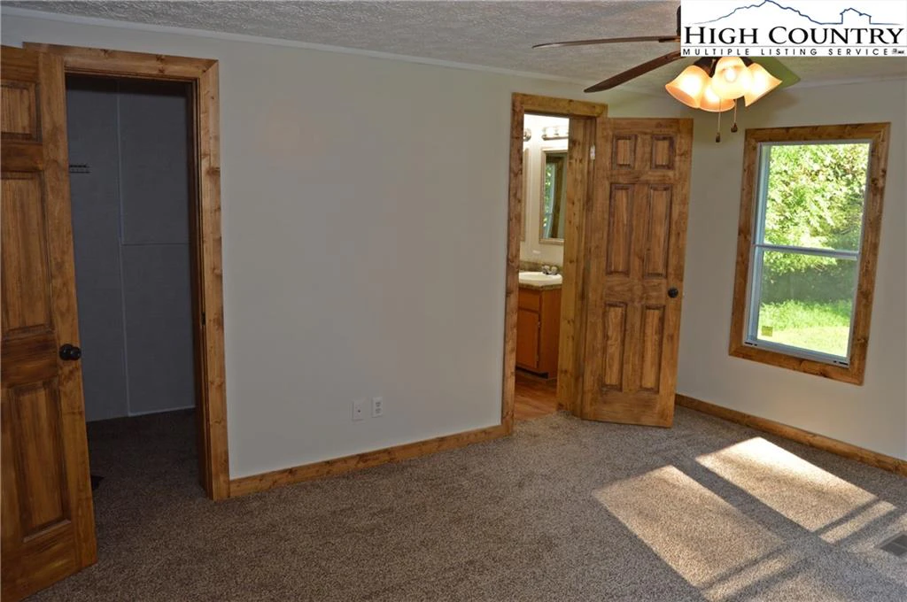 Image number 17 for the current listing