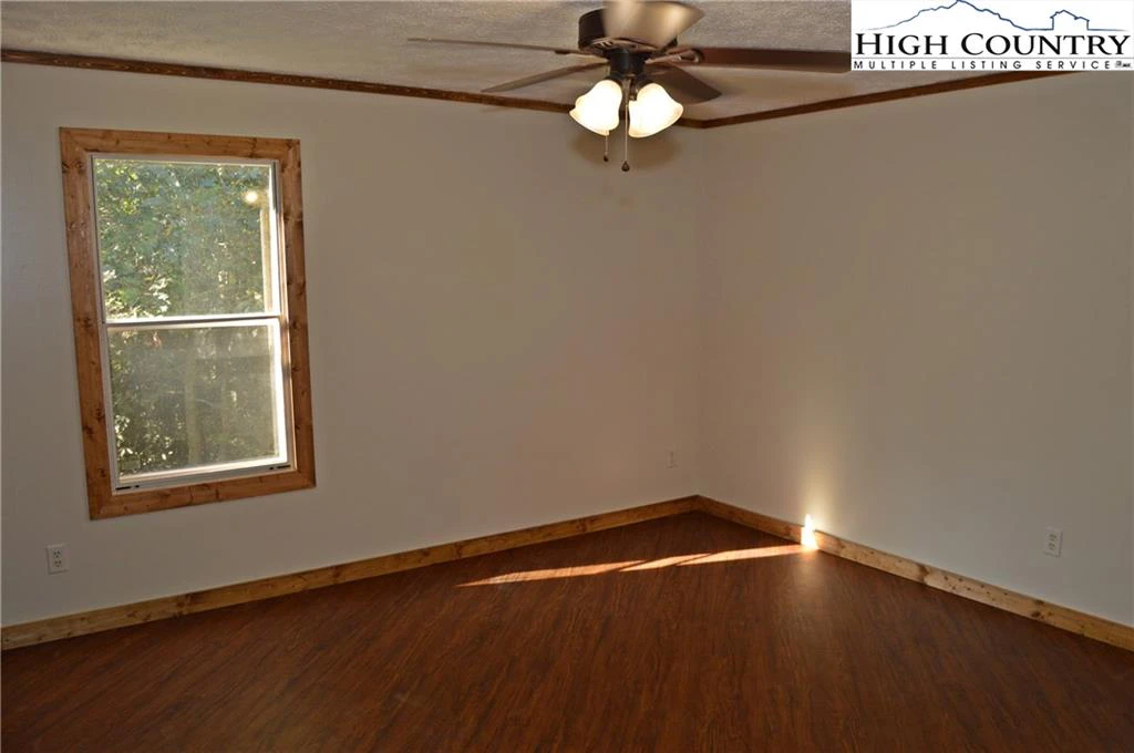Image number 13 for the current listing