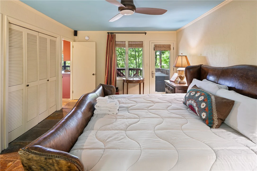 Image number 13 for the current listing