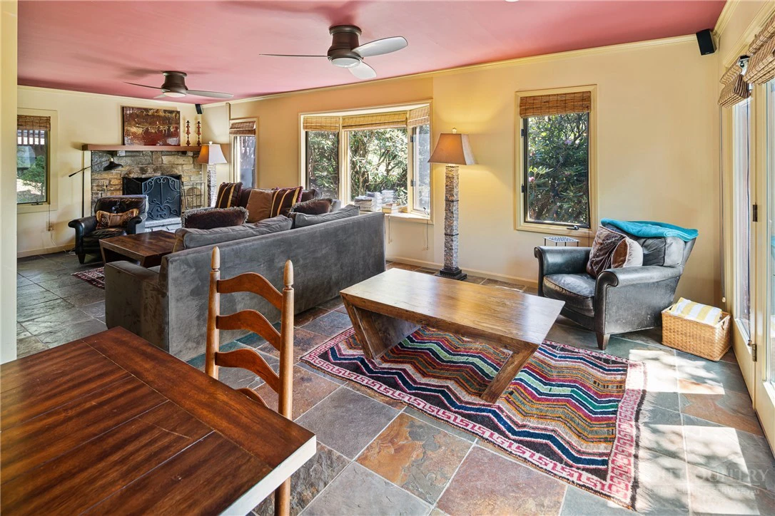 Image number 5 for the current listing