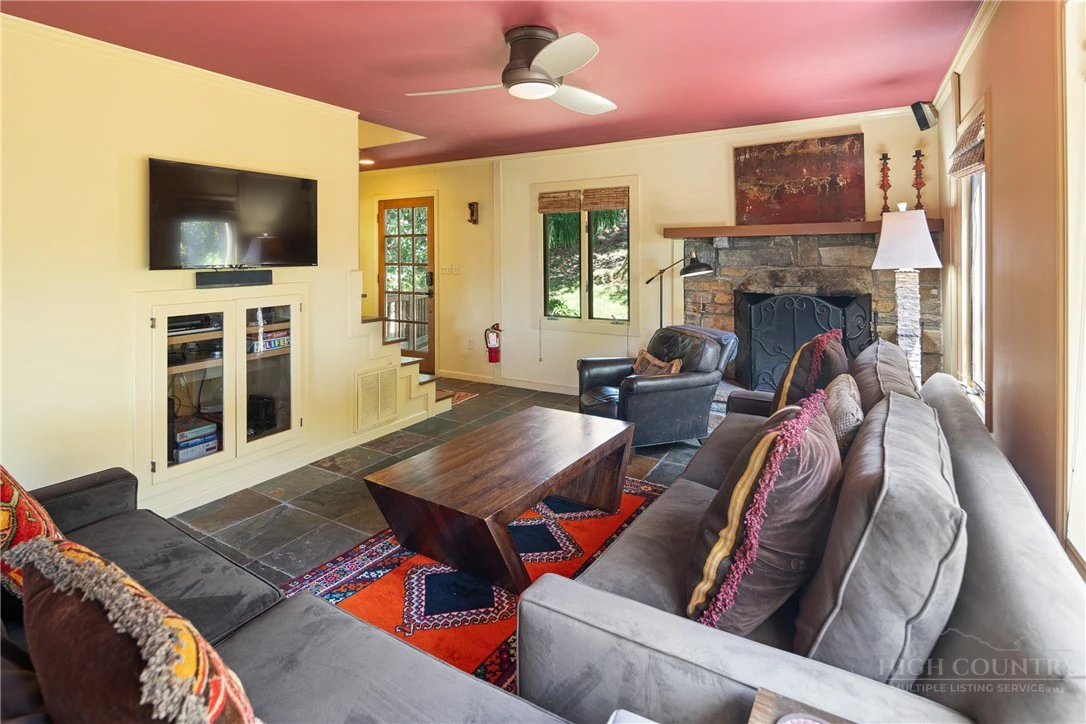 Image number 4 for the current listing
