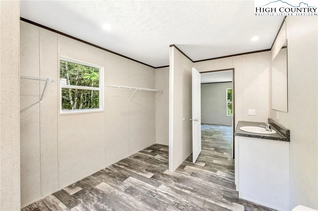 Image number 9 for the current listing