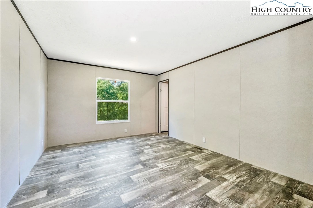 Image number 2 for the current listing