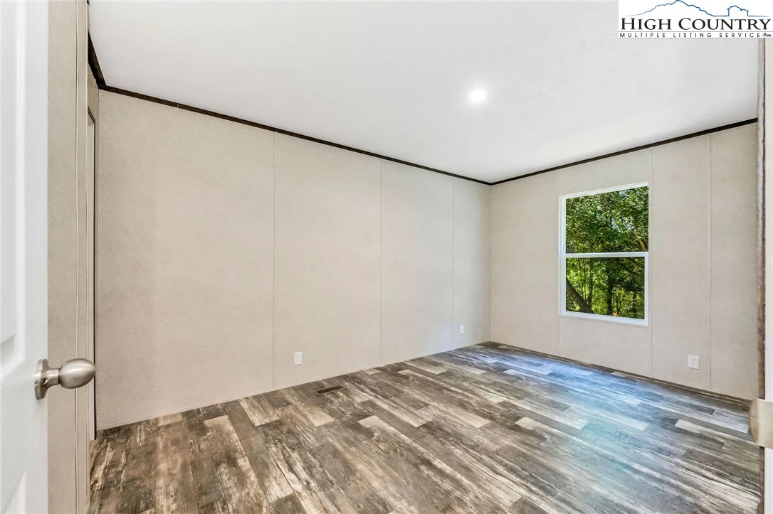 Image number 19 for the current listing