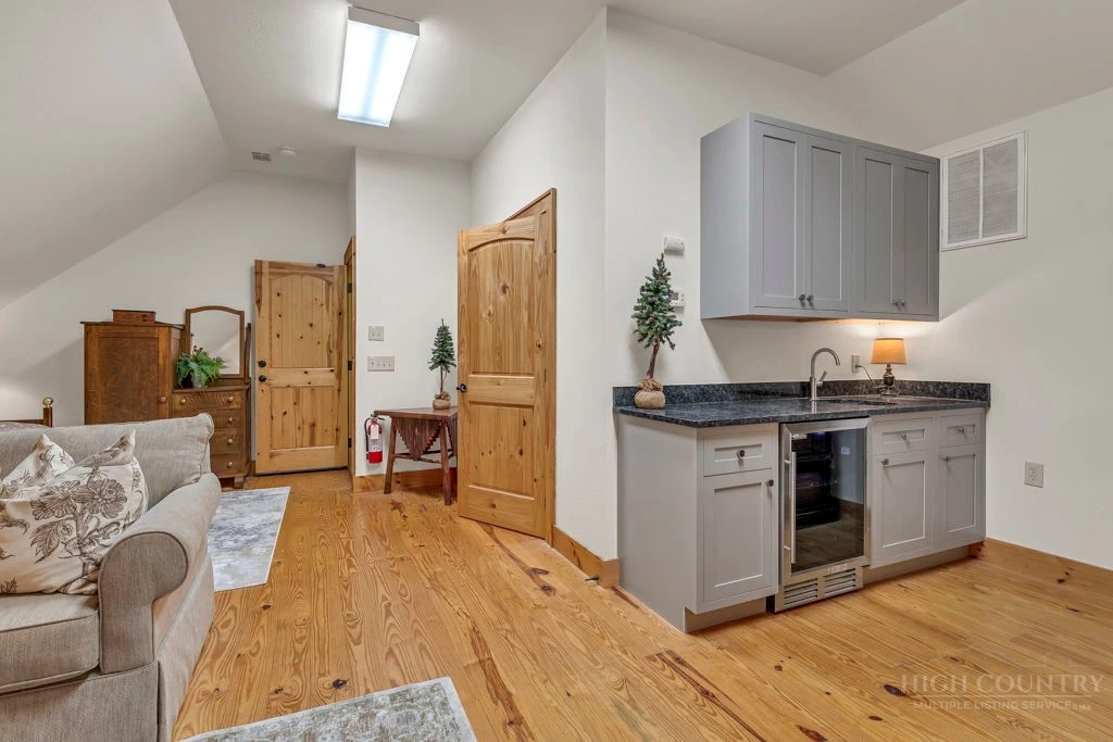 Image number 4 for the current listing